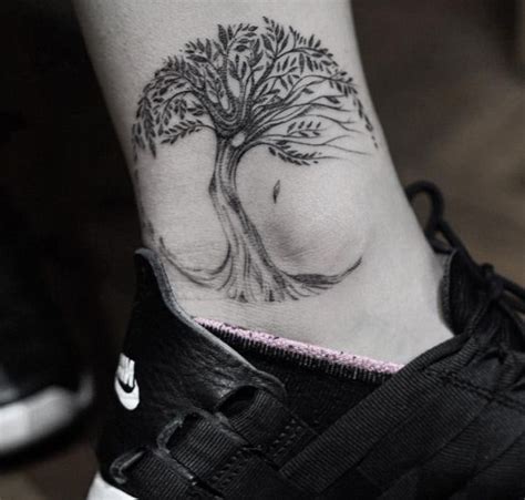 Das tattoo design und überhaupt die tattoo vorlagen sollen einfach gestaltet werden. Baum Tattoo - Seine Bedeutung und 40 tolle Design Ideen