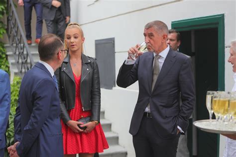Vivien babišová, dcera premiéra andreje babiše a moniky babišové, oslavila dvacáté narozeniny. Andrej Babiš s dcerou Vivien při recepci na francouzské ...