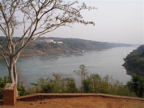 Una parte de esta frontera está definida por tres importantes cursos de agua que son el río pilcomayo, el río paraná y el río paraguay. Río Iguazú