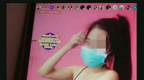 Video viral tiktok india bangladesh memang saat ini tengah menjadi perbincangan hangat di media sosial nah, bagi kalian yang ingin tahu informasinya akan admin bahas di bawah. Videonya Viral, Bidan AWM Siaran Live Tanpa Busana di ...