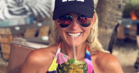 Laeticia hallyday dévoile sa nouvelle coiffure sur instagram. Laeticia Hallyday, amoureuse, se lâche en mini-short sur ...