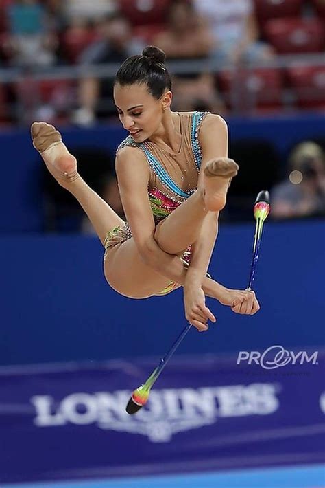 Jun 15, 2021 · es viral en redes sociales la fotografía de la gimnasta israelí linoy ashram, en donde asombra al no lograrse ver la cabeza de la mujer, esto es debido a que la tiene totalmente echada hacia atrás, mientras que la pelota ocupa precisamente esa posición. Linoy Ashram ISR