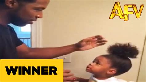 Geluk, jy het nou stilis, was jou hare, dan droog met 'n haardroër. Look at These Dads Doing Their Little Girls' Hair! (Watch)