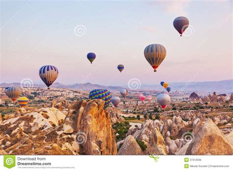 Het is jammer als je een plaats in het midden. Hete Luchtballon Die Over Cappadocia Turkije Vliegt Stock ...
