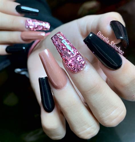 Una de sus ventajas es que lucen muy bien y puedes realizar cualquier diseño de uñas sobre ellas. #uñaselegantes #uñaslargas #diseñodeuñas #acrylicnails # ...