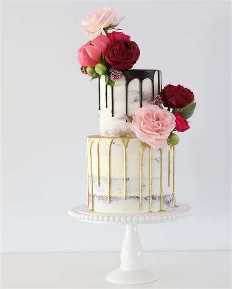 The gaps between the tiers mimic the dress by allowing the jagged icing to hand down below the edge of the cake! Pin on Buttercream & Meringue Wedding Cakes