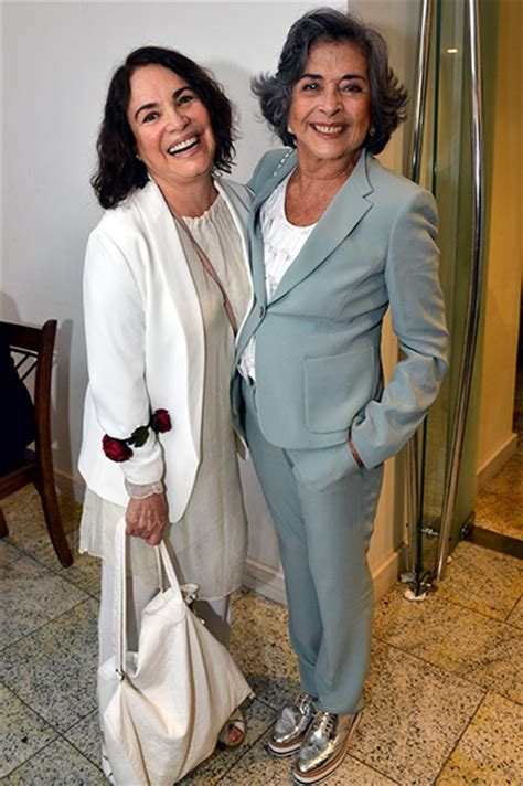 Regina duarte se casou cinco vezes, mas recebe pensão vitalícia, como filha solteira de militar, de 20 mil reais por mês. Betty Faria e Regina Duarte na festa de Geraldo Carneiro ...