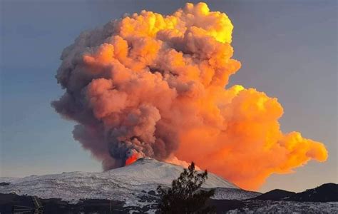 Etna, italy erupted tuesday, february 16, 2021, sending rivers of lava down the southeast flank of the volcano, and spewing ashes and volcanic stones over nearby villages. Kan een vulkanische uitbarsting zoals de Etna op Sicilië ...