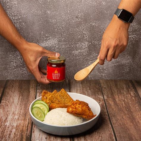 Sambel ini sangat cocok dengan berbagi jenis tipe makanan yang di. Sambal Geprek Khairul Aming - Heeladina Ropiscrunch ...