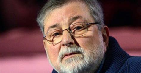 La collaborazione con il regista comico toscano, continua nel 2007 per una moglie bellissima dove guccini è il regista costretto a inscenare. Raffaella Zuccari moglie Francesco Guccini, il loro grande ...