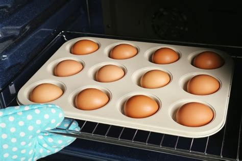 Man show us how to quickly peel a boiled egg using a glass of water. 10 kitchen hacks only chefs know | Kitchen hacks, Food ...