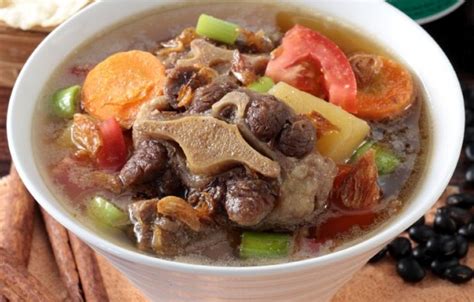 Rasanya yang renyah dan enak, menjadi alasan orang untuk memburu camilan satu ini. Resep Sop Buntut Surabaya yang Gurih