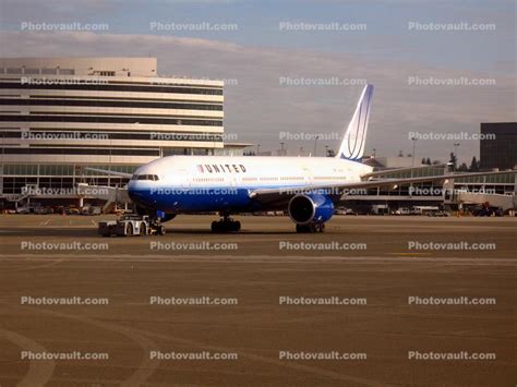 This united 777, fitted with. N785UA, Boeing 777-222, 777-200 series, PW4000 Images ...