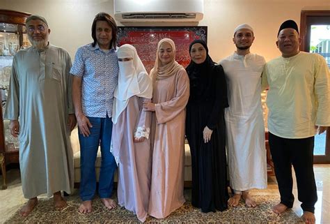 © provided by malay mail selebriti terkenal bersama ibunya noor kartini dan pu riz dalam satu majlis tertutup semalam. GAMBAR Sah Neelofa Dirisik PU Riz Dan Ini Tarikh ...