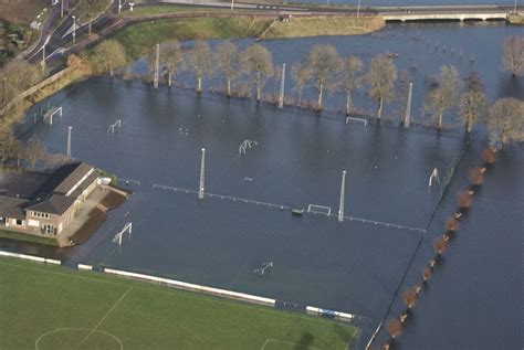 De afmetingen van een voetbalveld mogen iets varieren maar moeten binnen vastgestelde regels liggen. Hoe krijg ik mijn voetbalveld speelklaar?