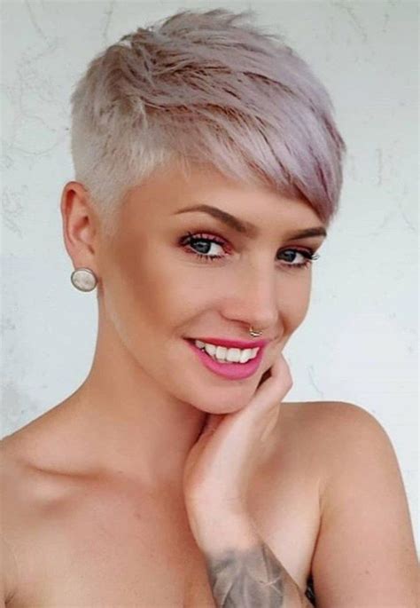 Pixie účes vás omladí a osvěží! Krátké Účesy Pixie Účesy : Damske Ucesy Trendy 2021 ...