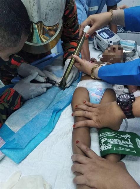 Meja tk terbuat dari kayu jati kayu mahoni ataupun kayu lokal lainnya, kualitas standard jepara, lebih bagus dari. Ibu jari kanak-kanak perempuan tersepit di kaki meja ...