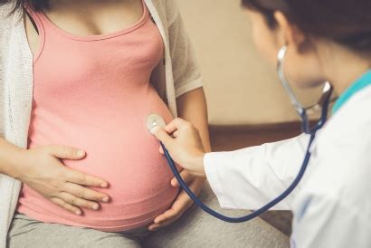 Dibandingkan dengan fetal doppler, alat ini bekerja lebih detail, karena bisa menganalisa dan menampilkan hasil detak jantung janin dan kontraksi rahim dalam bentuk grafik di monitor. Detak Jantung Janin Bisa Didengar Melalui 5 Cara Ini