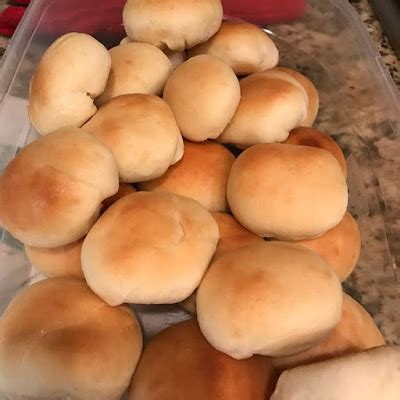 Mit 4/5 von reisenden bewertet. Copycat Texas Roadhouse Rolls with Cinnamon Butter ...