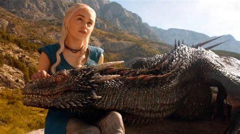 Speaking about wrapping up the show for good to vanity fair, the mother of dragons actress. Emilia Clarke s'est fait tatouer ses dragons de Game of ...