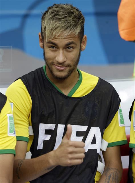 Neymar then stepped up to take the most important kick of his life. Neymar cree que es "muy joven" para casarse