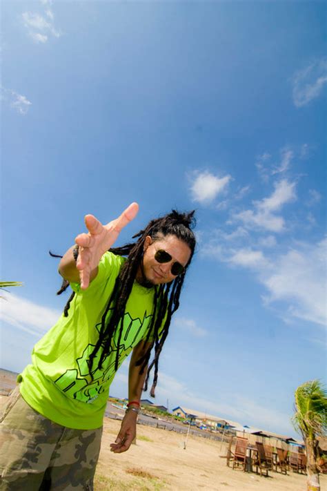 The sun is bright, our shirts are clean. STEVEN JAM ~ Reggae