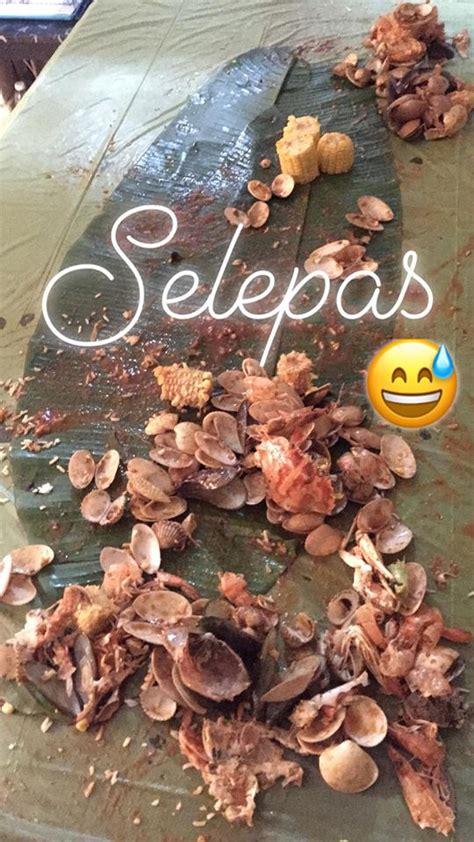 Konsep hidangan makanan laut yang dilambakkan di atas meja yang beralas kertas parchment ini sememang menjadi trending. Kerana Sehelai Rambut Dalam Hidangan Di Kedai Makan ...