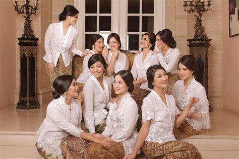 Peringati hari kartini 8 artis indonesia ini cantik pakai kebaya . Cantik Bsr Kebaya Dan Ber Kemban Kain Jarek Di Hari ...