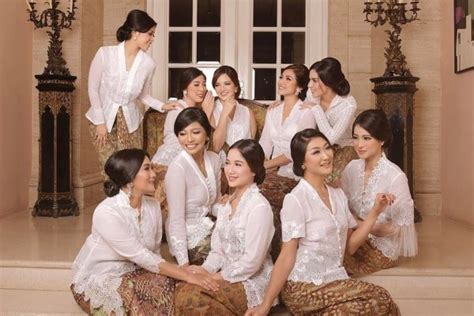 Seiring berkembangnya zaman, model kebaya pun mengalami perubahan. Cantik Bsr Kebaya Dan Ber Kemban Kain Jarek Di Hari ...