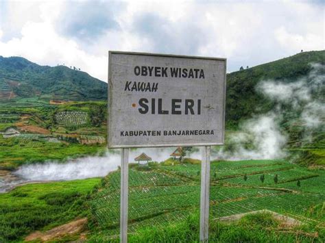 Kawah yang bergaris tengah mencapai satu kilo meter ini merupakan kawah terluas yang ada di dataran tinggi. 12 Obyek Wisata Menarik di "Negeri di Atas Awan" Dieng