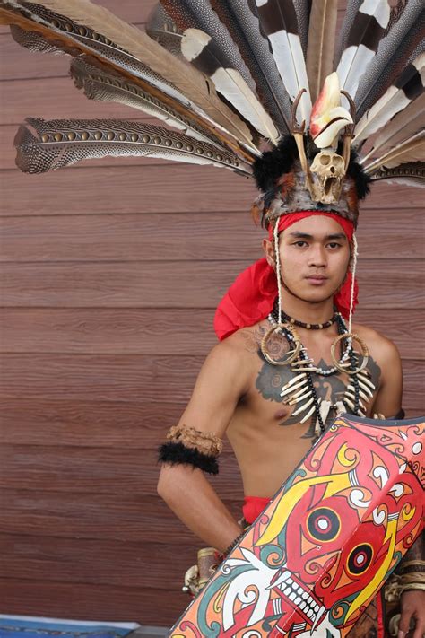 Pakaian tradisional lelaki iban terbahagi kepada dua iaitu kain sirat dan dandong. Pakaian Tradisional Orang Iban - Baju Adat Tradisional