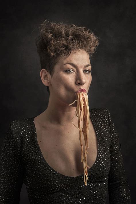 Grootste troeven van nechushtans luchtige roadmovie zijn de perfect op elkaar ingespeelde hoofdrolspeelsters: Eva van de Wijdeven, actor ©krijnvannoordwijk | Fotografie ...