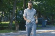 theroux bulge jogging bulges sweatpants bouncing leftovers relate mentiras secretos horstmann