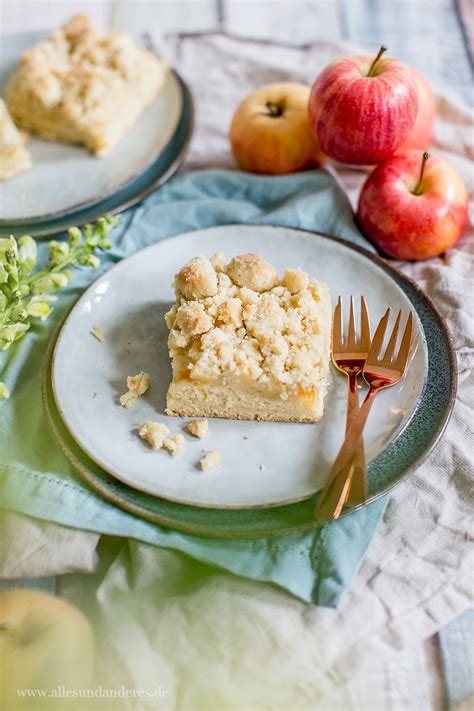 Die streusel zutaten in eine schüssel geben und so lange verkneten, bis man einen bröseligen teig hat, danach bis zur verwendung kalt stellen. Klassischer Apfelkuchen vom Blech mit Hefeteig und ...