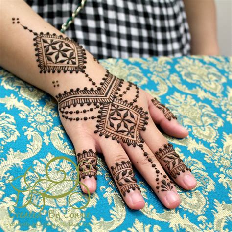 See why henna is becoming more popular than tattoos!we can hear what you're saying from here. Pin by Created By Connie on Modèles de henné | Henna body ...