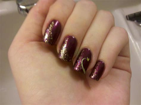 Take the abstract floral route to add more interest in your nail art. Trisha's Nail Designs: Purple with Gold Glitter