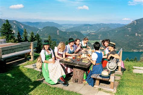 Wandern am wolfgangsee, das bedeutet sattgrüne wiesen und almen, grandiose aussichten, imposante gipfel und ein wanderwegenetz, das quasi gleich vor der haustür beginnt. Wandern am Wolfgangsee - Wanderwoche Pauschale im Hotel ...