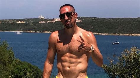 Doch die fans sind sich uneinig, wie sie den neuen schnappschuss cathy hummels ganz schön durchtrainiert! Weit weg vom WM-Trubel: Franck Ribéry zeigt Mega-Sixpack ...