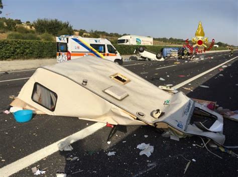 Incidente sulla a14 all'altezza di bologna, il video choc del ponte parzialmente crollato. Incidente A14 oggi a Senigallia, lunghe code e disagi ...