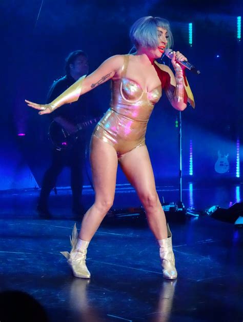 Elektro popun ve popüler dans müziğinin dikkat çekici isimleri arasına giren lady gaga, just dance ve poker face adlı single'larıyla ilgi. Lady Gaga Sexy at the Park Theater (24 Photos) | #The ...