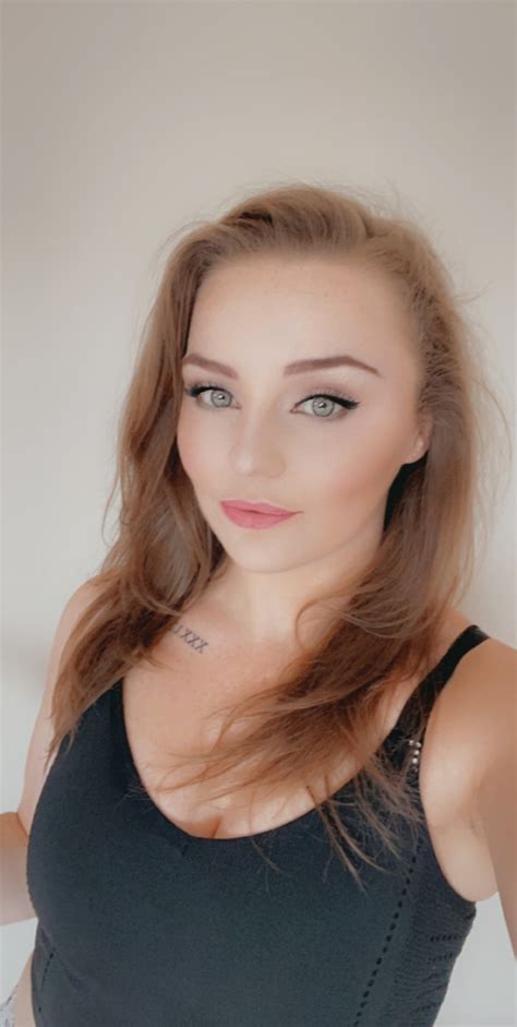 Book your hotel and enjoy the attractions the city has to 1 argyllgait , dundee, united kingdom. LinseyMac Female Model Profile - Dundee, Scotland, United ...