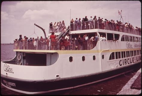 A circle line cruise is a relaxing and fun way to see the world's most famous skyline. Circle Line Sightseeing Cruises | Wiki | Everipedia