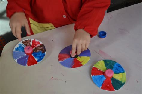 Juegos tradicionales:el teléfono escacharrado, el juego consiste en que un niño le transmite un mensaje a otro al oído rápidamente, este debe decirle lo que ha entendido modo la diversión se encuentra en que el mensaje inicial y el final no tienen nada que ver. Nivel inicial on line: Reciclado