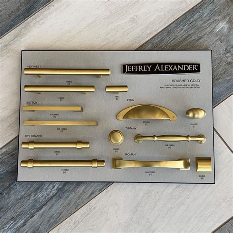 And i'm certain i needed more hardware than the average kitchen. Yes!!! 😍 Are you a fan of the brushed gold? What color hardware do you have on your cabinets ...