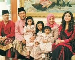 Born mahiaddin bin md yassin; Malaysians Must Know the TRUTH: MUHYIDDIN'S DAUGHTER SINGS ...