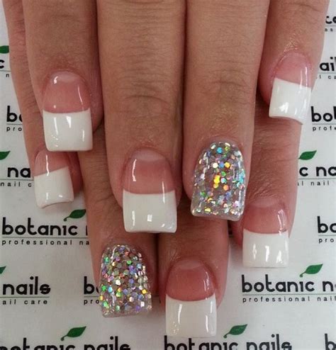 Las uñas acrílicas son una opción genial cuando quieres lucir una manicura estupenda, pero sientes que las tuyas no han crecido lo suficiente o simplemente te apetece lucir algo más profesional en un evento especial. Uñas de acrílico | urban gloss by mayalen