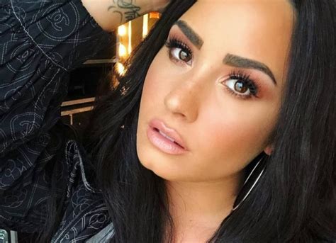 Sou uma pensadora, uma diretora, uma cineasta, uma atriz, uma pintora, uma é difícil dizer quem você é para se apresentar. Demi Lovato diz que se identifica como pessoa não-binária