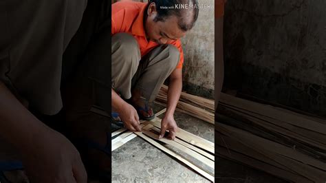 Terbayang duduk di saung bambu sambil disuguhi pemandangan alam yang bikin hati katanya, sih, kalau saung lebih baik buat sendiri dari pada beli karena lebih tahan lama. Cara bikin bilik bambu dari awal - YouTube