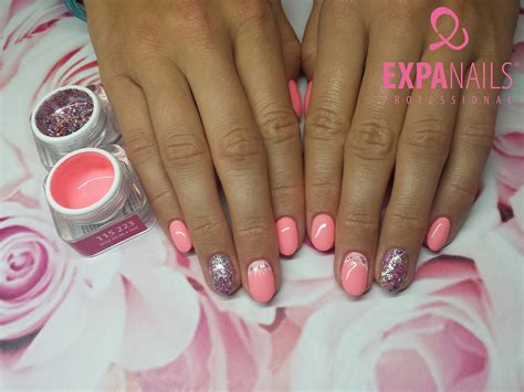 Detailní instruktážní video postupu gelové modeláže nehtů francie s použitím uv gelu a doplňků značky enii nails. Gelové Nehty Galerie