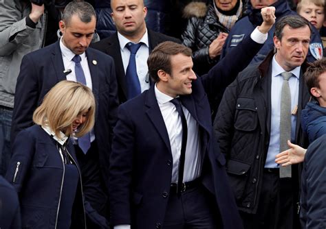 Ο πρόεδρος της γαλλίας εμανουέλ μακρόν δεν περίμενε την αντίδραση πολίτη που τον χαστούκισε όταν πήγε να τον χαιρετίσει. Εμανουέλ Μακρόν: Η πρώτη δήλωση του νέου προέδρου της Γαλλίας